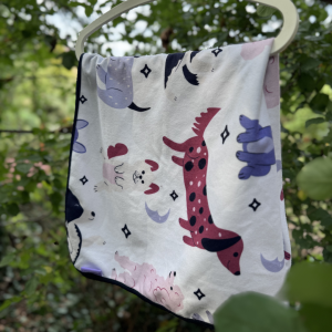 Polarowy kocyk w pieski (biały)