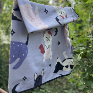 Polarowy kocyk w pieski (fioletowy)